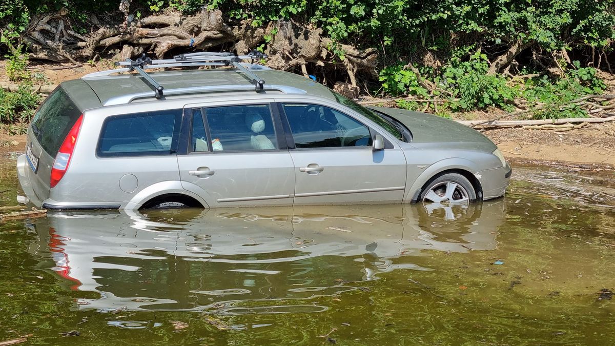 Muž si na Dalešické přehradě vyjel na pramici, na břehu se mu zatím potápělo auto